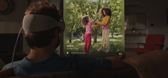 Отец говорит со своими детьми в очках виртуальной реальности в то время, как они играют в саду. VR технологии от Apple в действии.